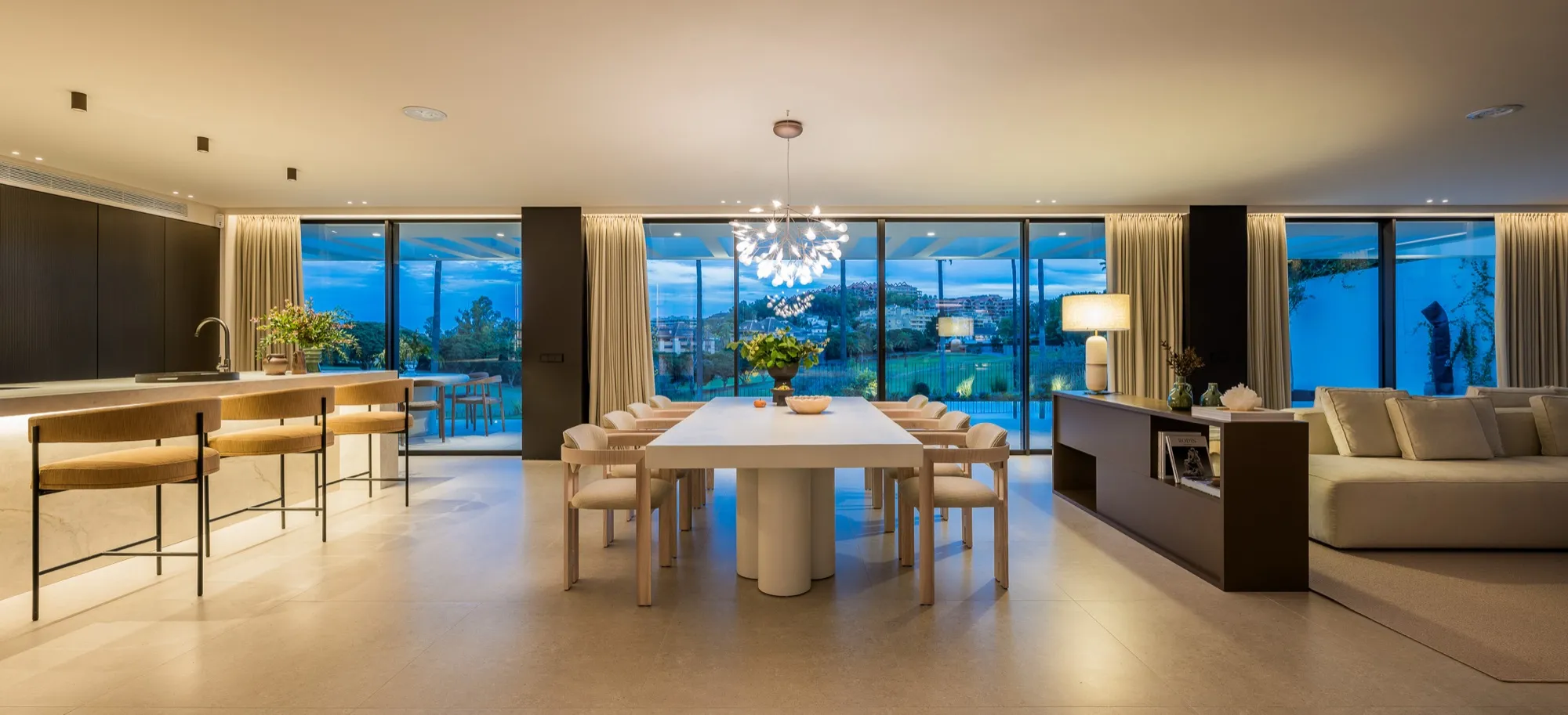 Casa Tesalia offener Wohn-Essbereich Nacht