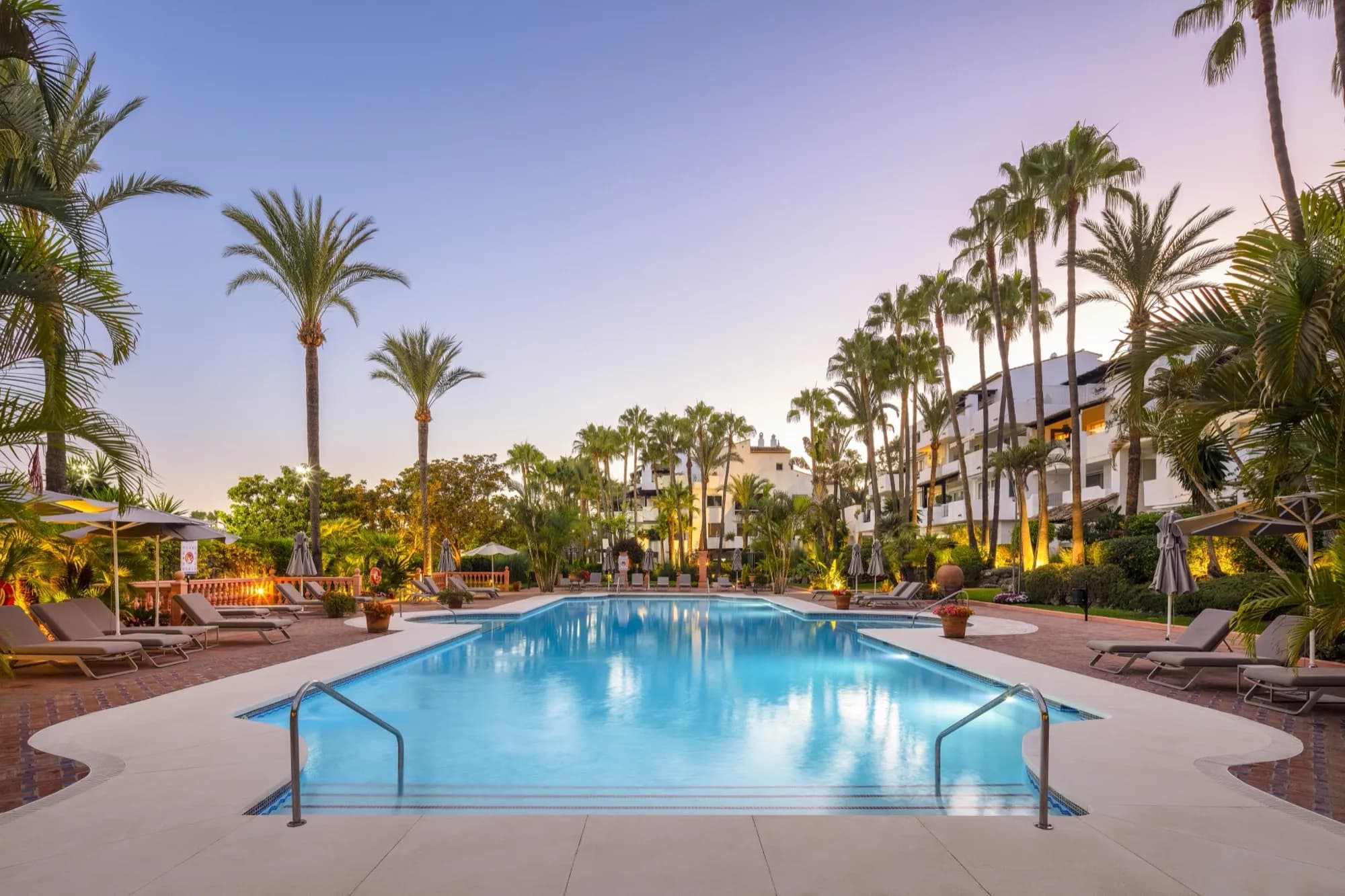 Datura 1 Gemeinschaftspool Abendhimmel