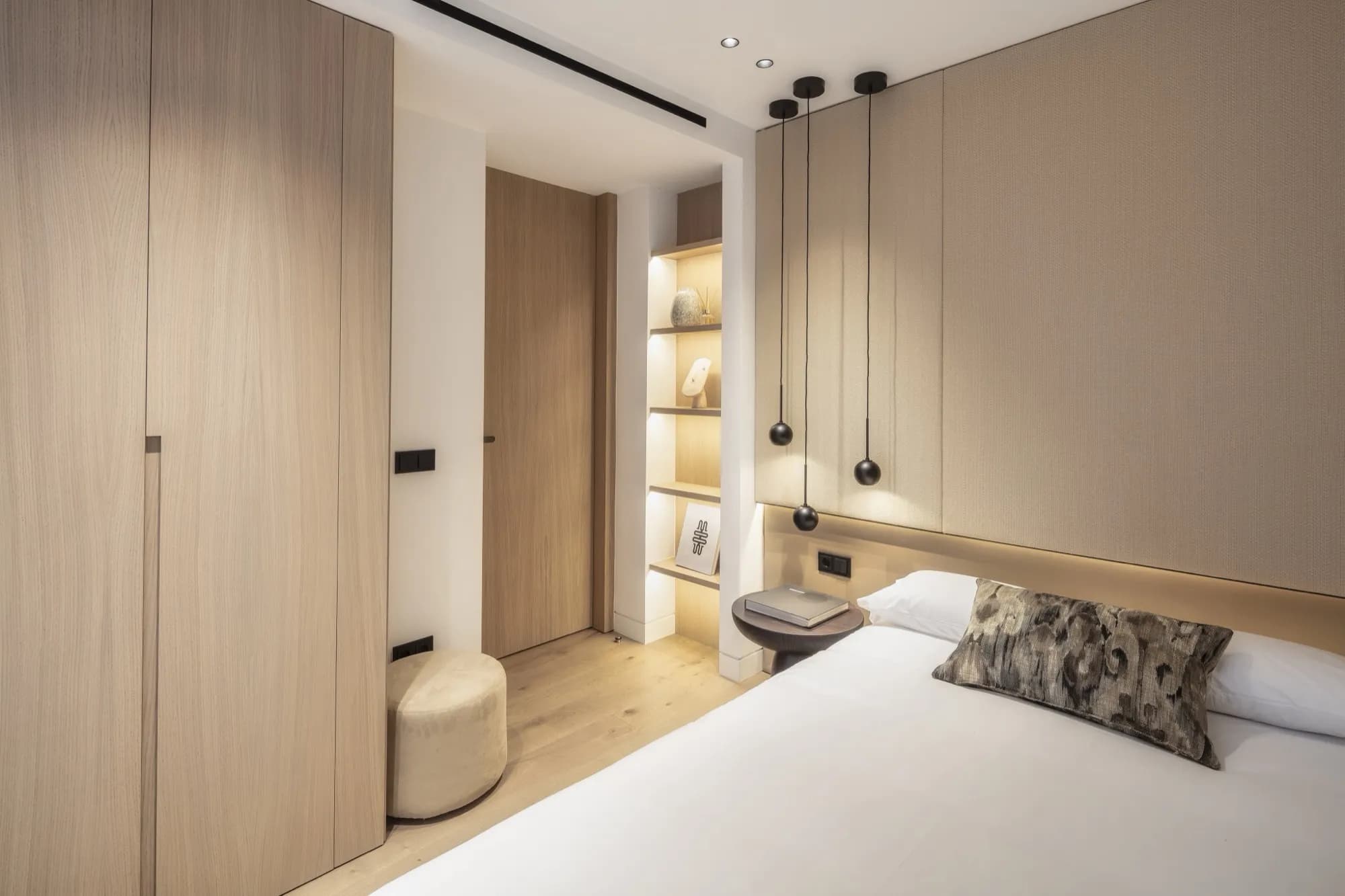 Datura 1 Gästezimmer Einbauregale