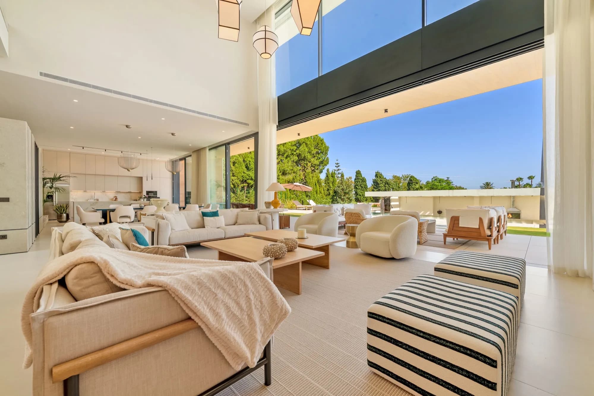 Guadalmina 720 Galerie Blick auf Wohnbereich und Pool