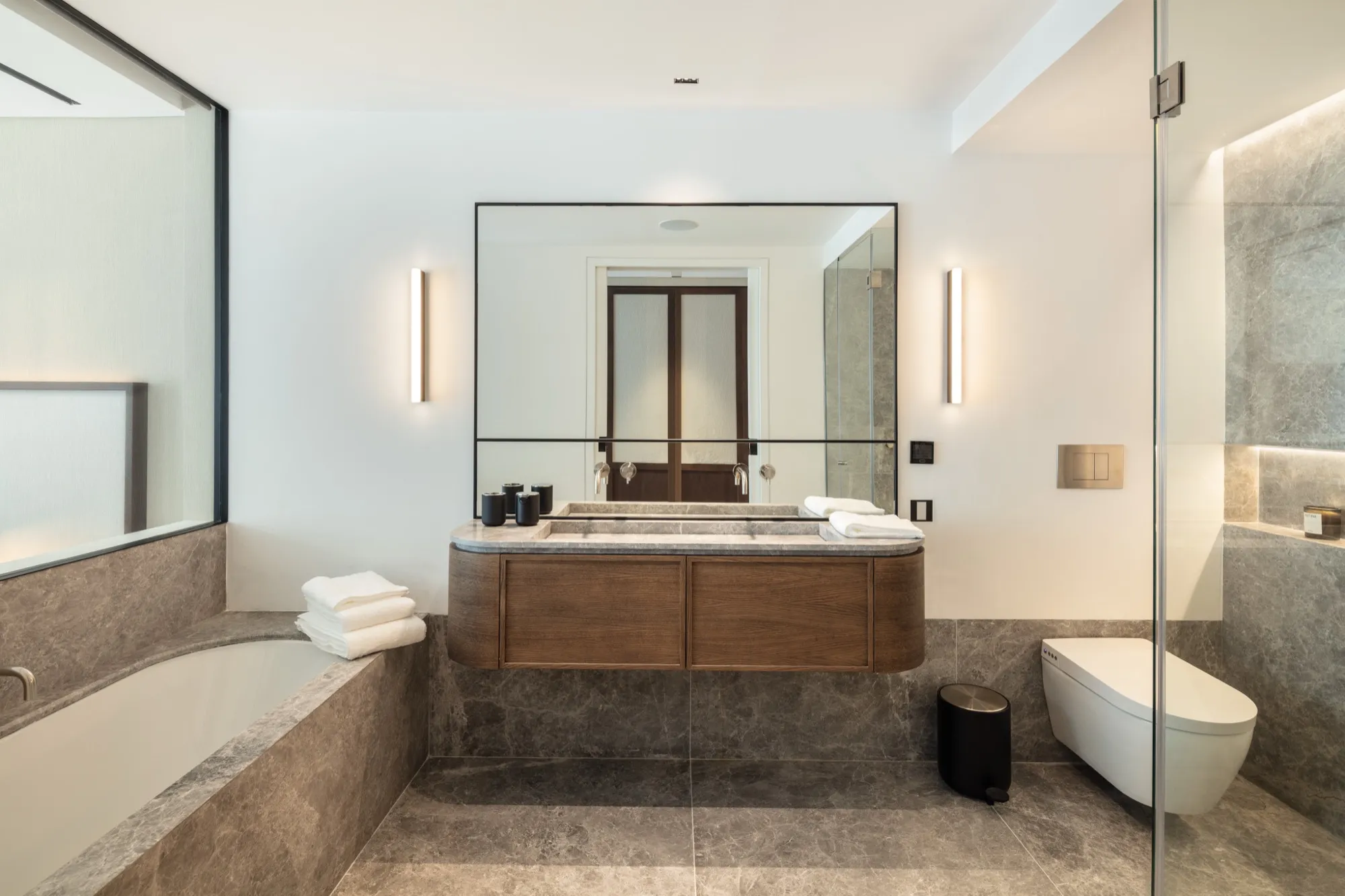 Iberis 1-2 Ensuite Badezimmer mit Wanne