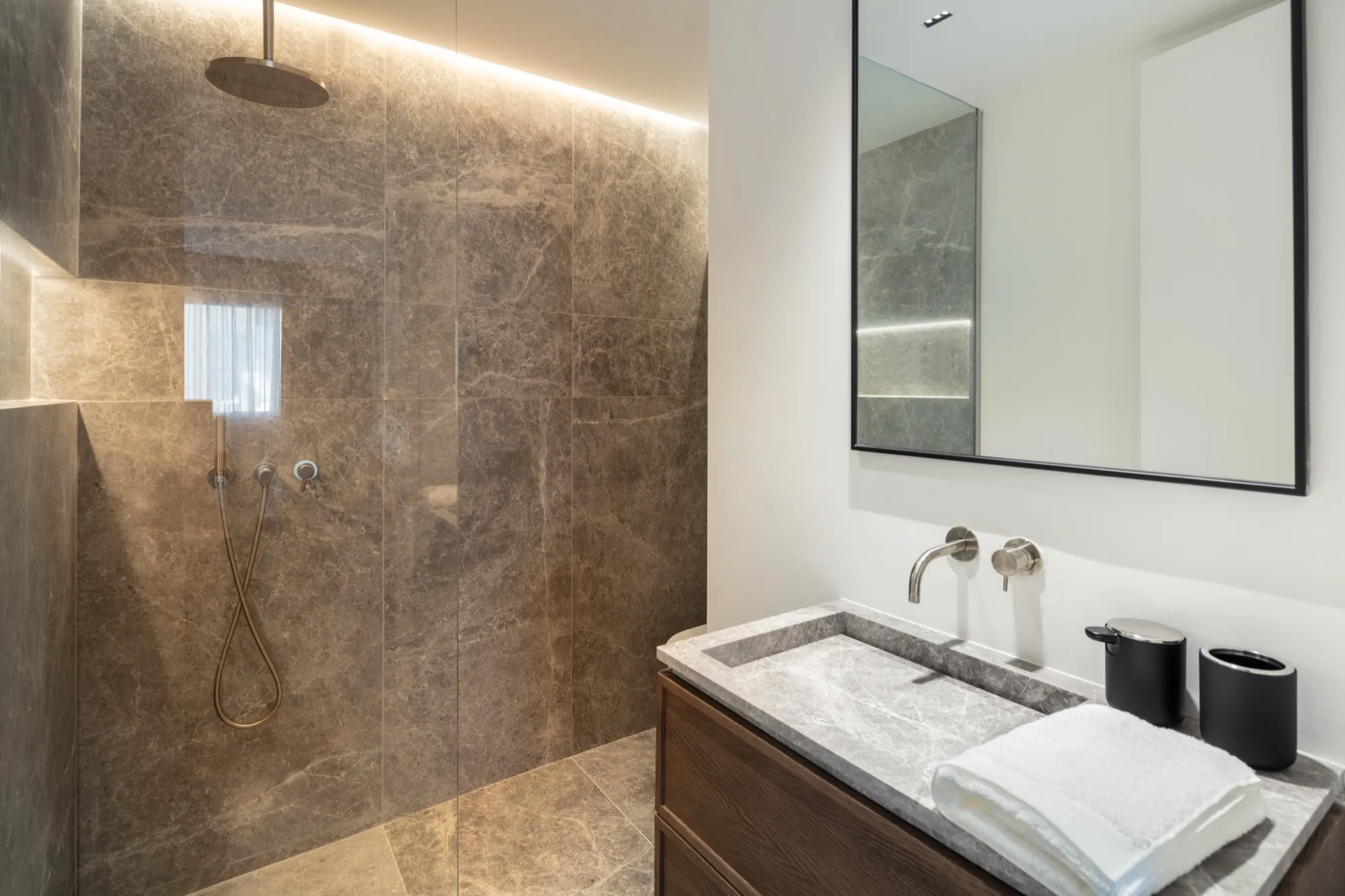 Iberis 1-2 Badezimmer Regendusche Marmor