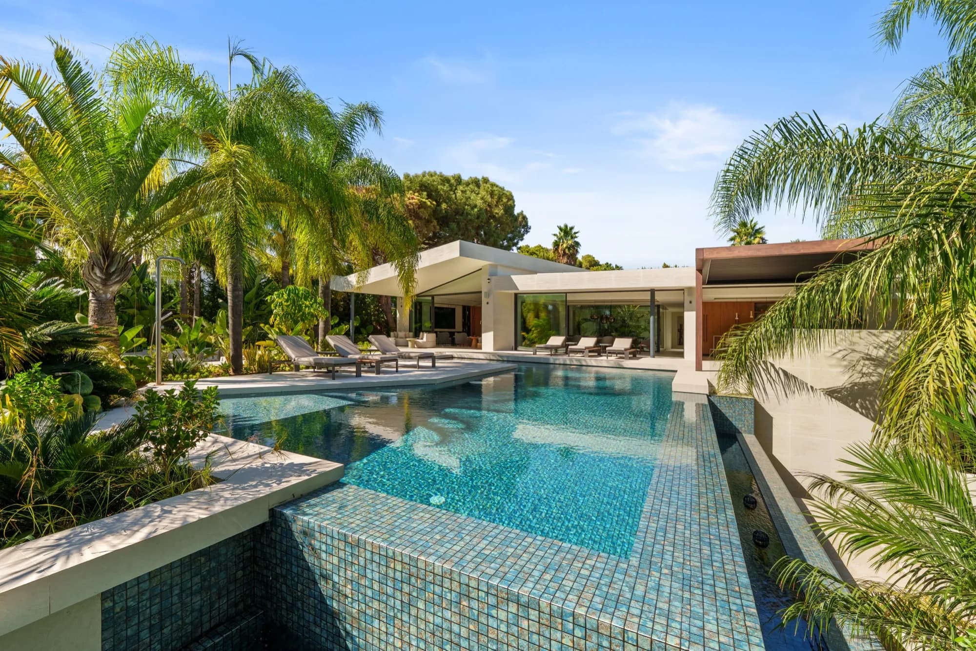 Las Chapas 5 Pool bei Dämmerung