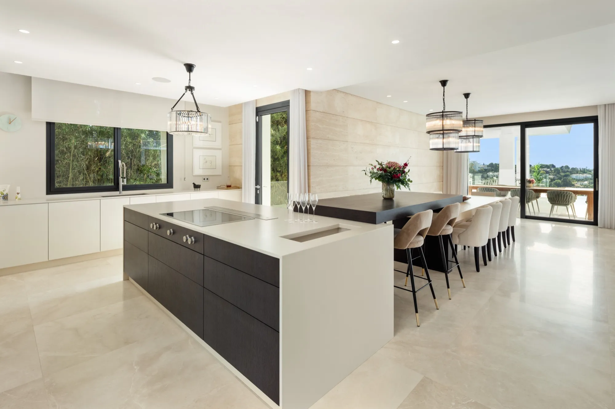 Paraiso 436 Küche mit Kochinsel Pendelleuchten