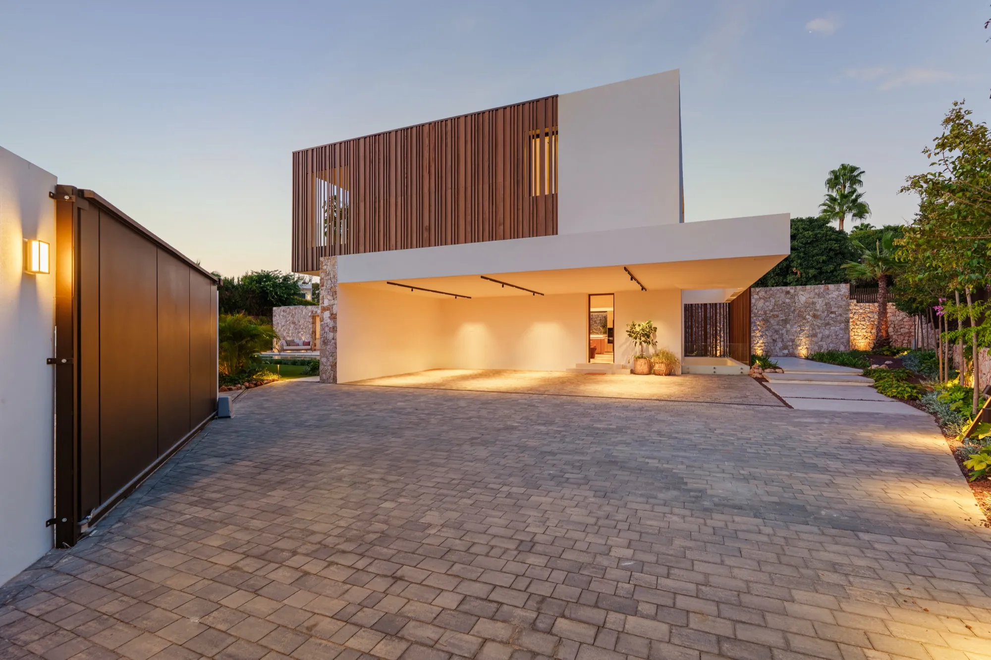 Casa Cazorla Einfahrt Nachtbeleuchtung